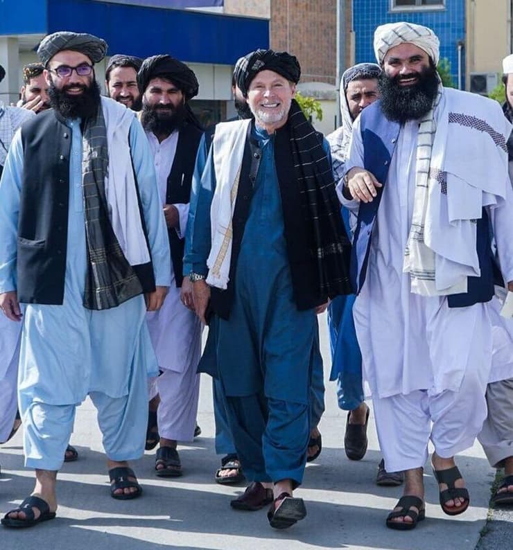 אפגניסטן חטוף אוסטרלי לשעבר טימות'י וויקס מבקר את אנשי ה טליבאן