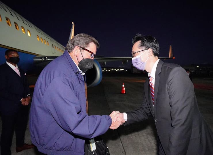 ארה"ב משלחת של חברי קונגרס הגיעה ב מפתיע ל טייוואן בצל המתיחות עם סין
