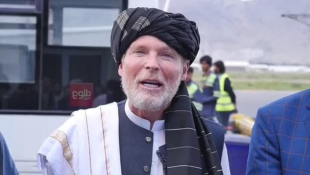 אפגניסטן חטוף אוסטרלי טימות'י וויקס שהוחזק 3 שנים ע"י טליבאן חוזר לביקור מחבק את אנשי הארגון