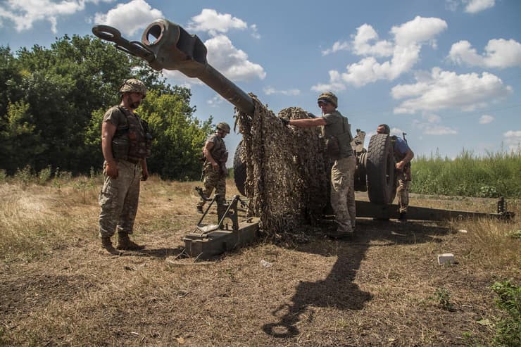 לוחמים של צבא אוקראינה מבצעים ירי ארטילריה עם תותח הוביצר מסוג D-30 באזור מיקולאייב מלחמה אוקראינה רוסיה