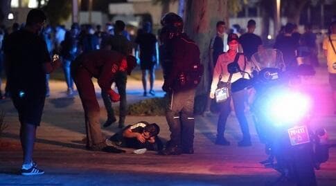 שוטרים מחוץ לאצטדיון