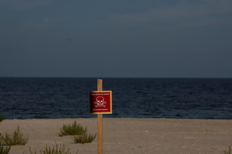 הרחצה אסורה בחוף של אודסה אוקראינה