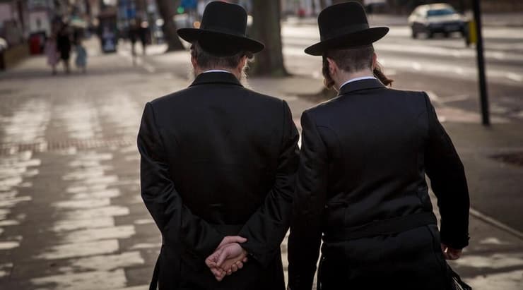 התצלום של גברים חרדים צועדים בלונדון, מ-17 בינואר 2015, עודד את קאהן-האריס לפעול לשינוי הדימוי החזותי של יהודים בתקשורת הבריטית