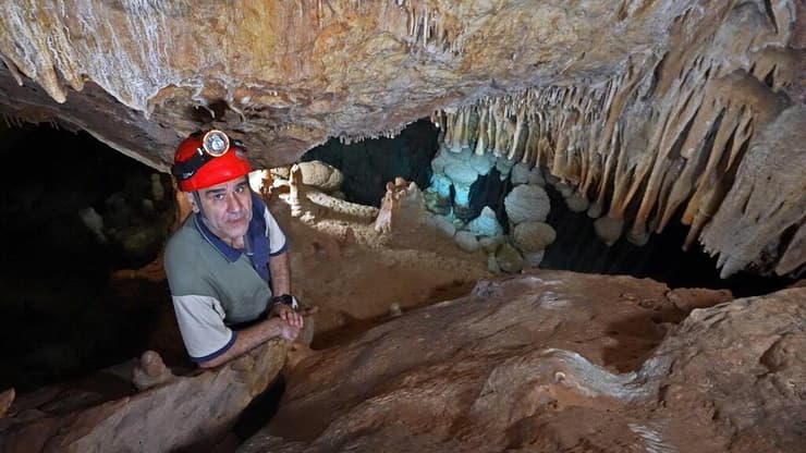 הגיאולוג פרופ' בוגדן פ. אונאק מאוניברסיטת דרום פלורידה במערה במיורקה שבספרד