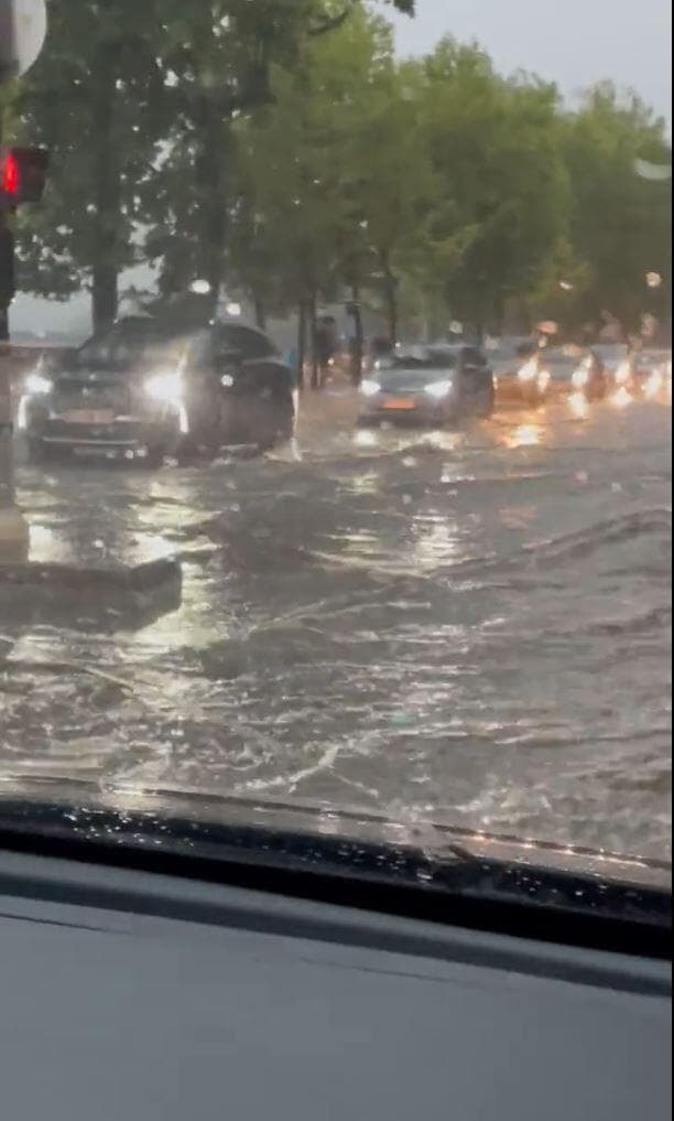 הצפות הצפה ב פריז צרפת עקב גשם פתאומי