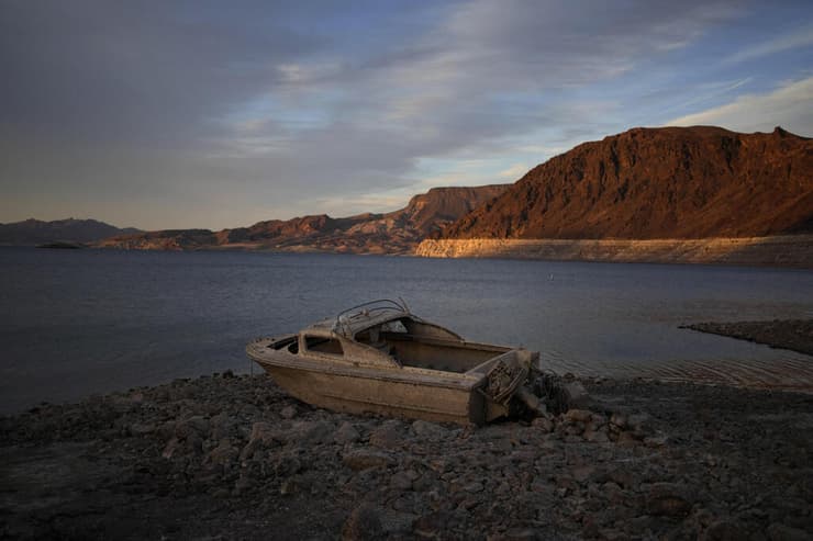 אגם מיד ב ארה"ב בין אריזונה ל נבאדה שסובל מ בצורת ומתייבש