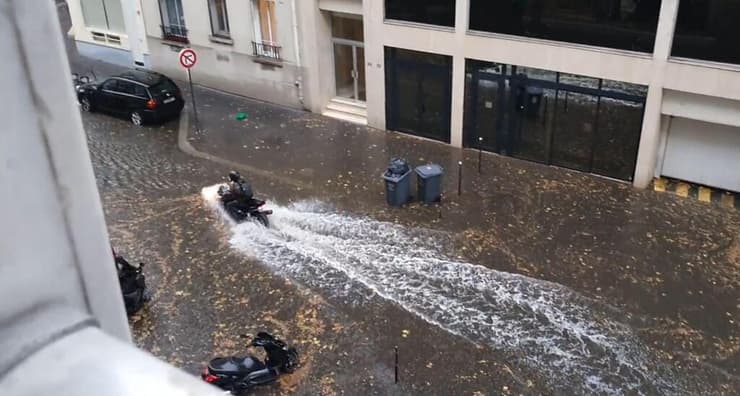 הצפות הצפה ב פריז צרפת עקב גשם פתאומי