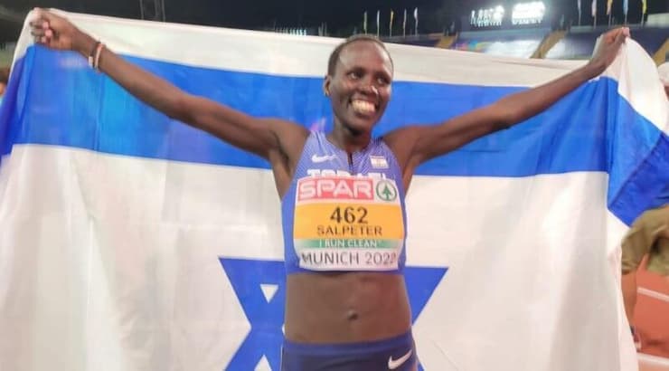לונה צ'מטאי סלפטר אחרי הזכייה במדליית הארד