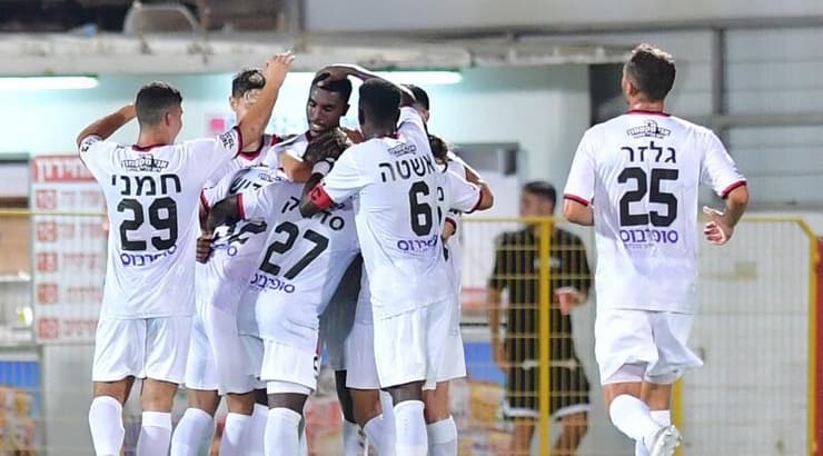 שחקני הפועל ירושלים חוגגים (חגי מיכאלי) שחקני הפועל ירושלים חוגגים