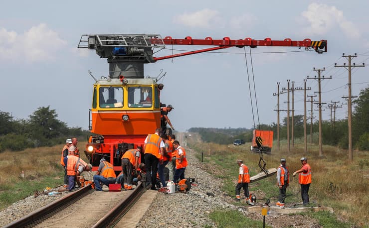 חצי האי קרים רוסיה אוקראינה פועלים מתקנים מסילת רכבת אחרי הפיצוצים ב מתקן צבאי דיווחים על שיבושים ב מסילות