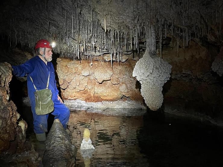 חוקר מאוניברסיטת האיים הבלאריים בוחן מרבצי מינרלים במערה שנמצאת במיורקה שבספרד