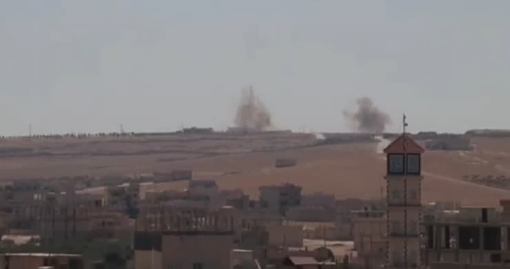 הפגזה הפגזות מצד טורקיה באזור העיירה קובאני ב סוריה ליד הגבול הטורקי במסגרת קרבות מול ה כורדים
