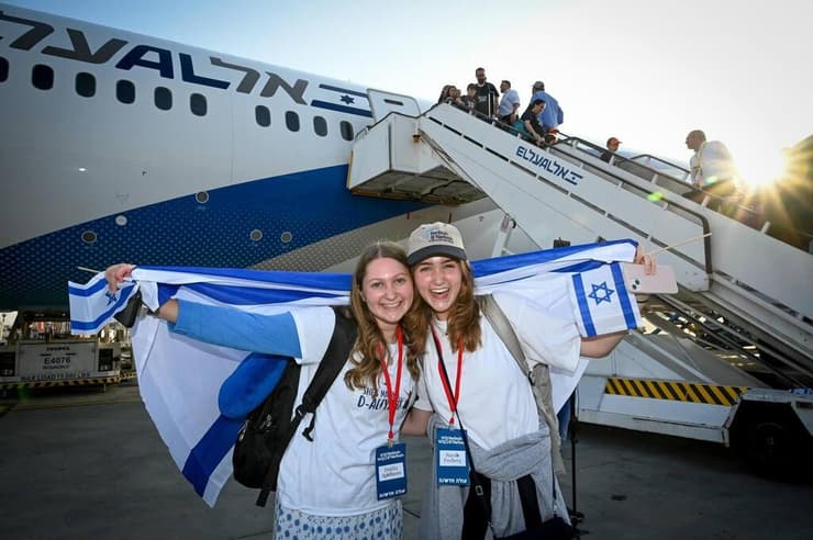 עולות מצפון אמריקה מתעטפות בדגל ישראל