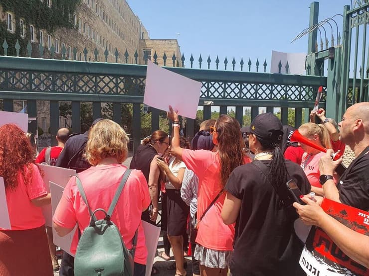 מורות וגננות מפגינות מול משרד האוצר בירושלים