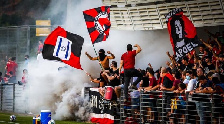 אוהדי הפועל ירושלים מדליקים רימוני עשן