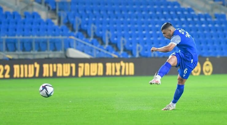 איתן אזולאי בועט. בקרוב אצל היהלומים?