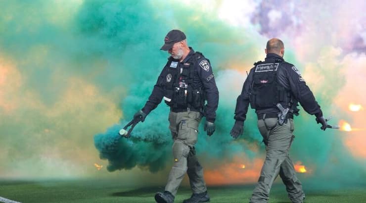 רימוני עשן באצטדיון טדי