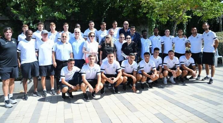 קבוצת הנוער של מכבי חיפה בחניכת הרחוב