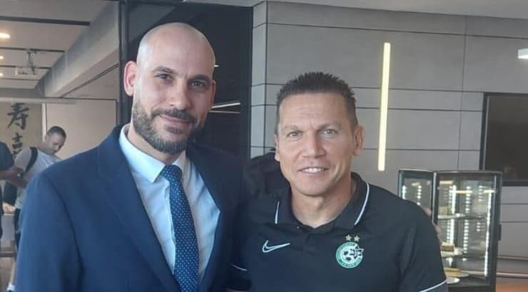 ברק בכר וג'וני אלמור מנהל המלון