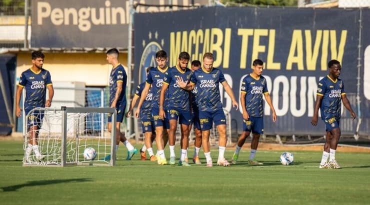 שחקני מכבי תל אביב באימון