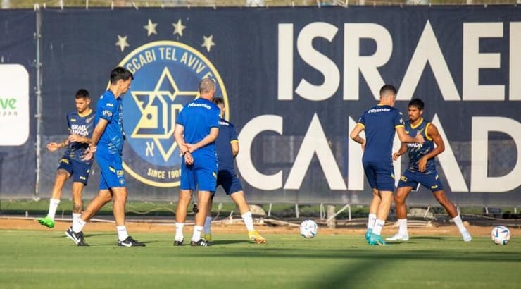 ולאדן איביץ' ושחקני מכבי תל אביב באימון