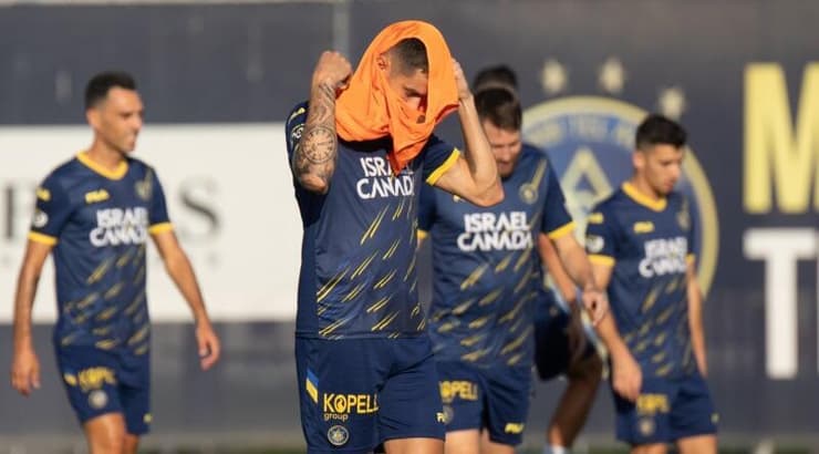 שחקני מכבי תל אביב באימון