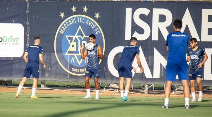 ולאדן איביץ' ושחקני מכבי תל אביב באימון