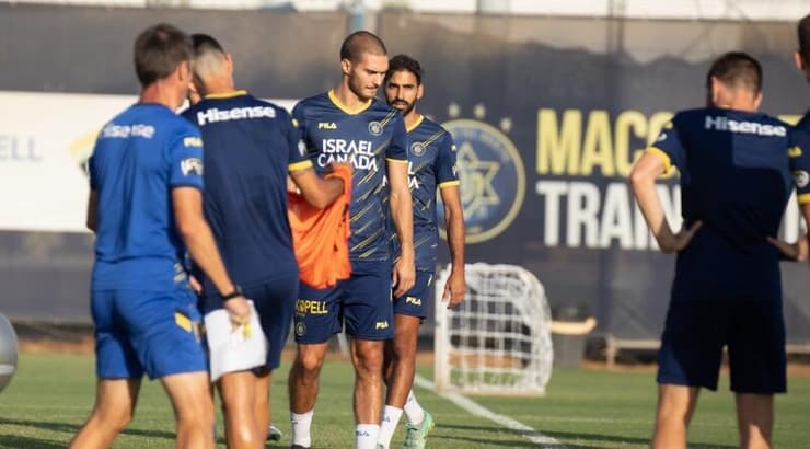 שחקני מכבי תל אביב באימון