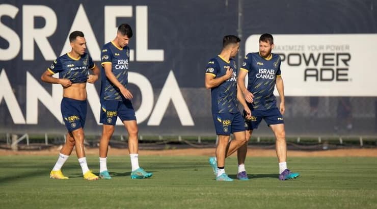 שחקני מכבי תל אביב באימון