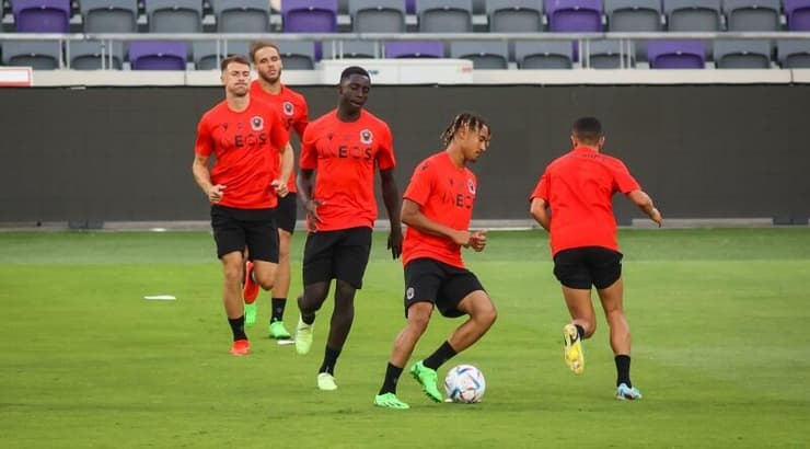 שחקני ניס באימון (איציק בלניצקי) שחקני ניס באימון