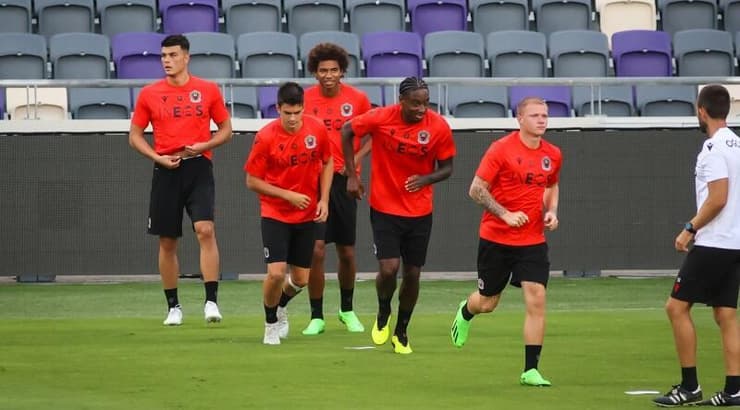 שחקני ניס באימון (איציק בלניצקי) שחקני ניס באימון