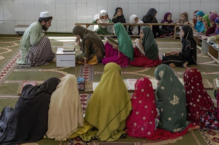 ילדות אפגניות קוראות את הקוראן במסגד מחוץ לקאבול