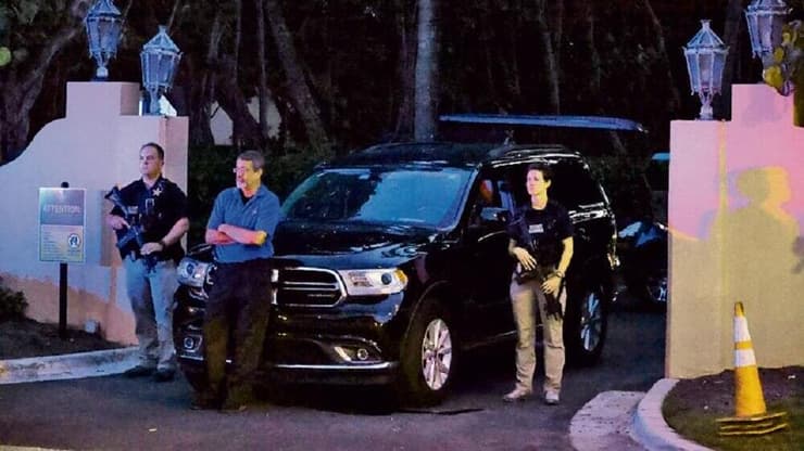 סוכני ה־FBI בכניסה לבית הנופש של דונלד טראמפ בפלורידה