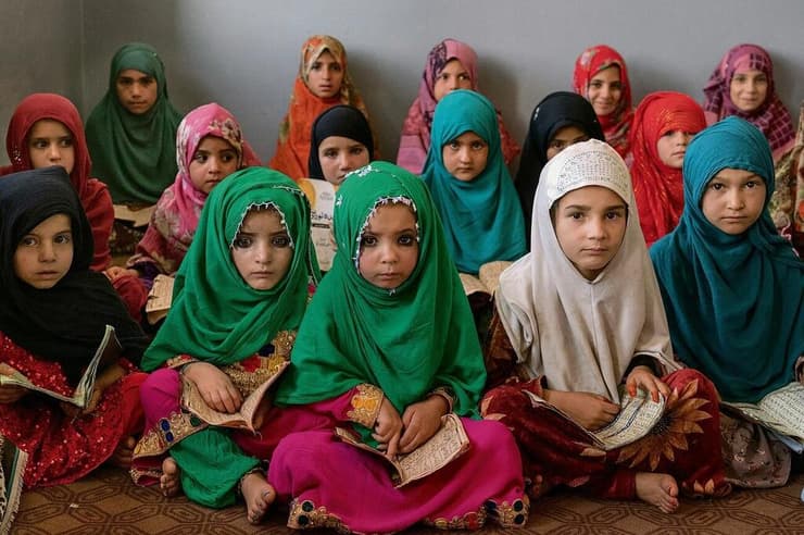 ילדות אפגניות קוראות את הקוראן במסגד מחוץ לקאבול