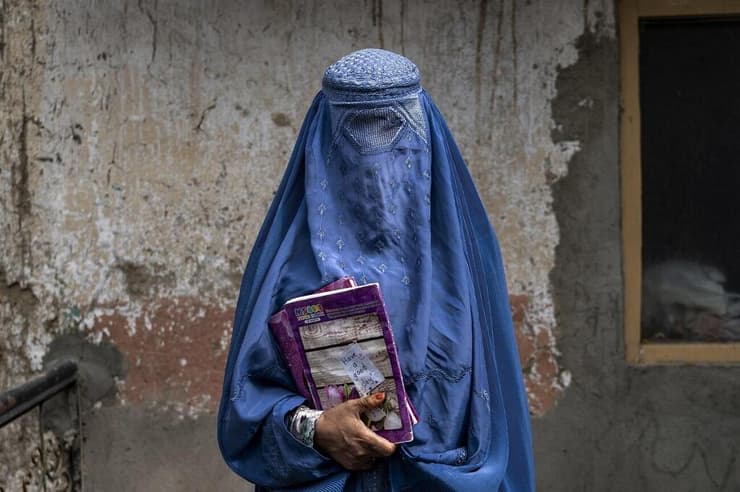 אישה באפגניסטן, שנה לאחר נפילתה לטליבאן