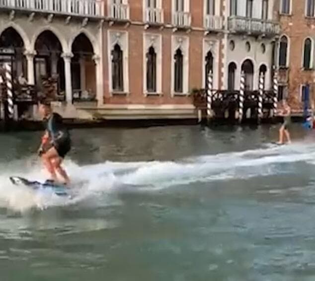 ונציה איטליה תיירים גלשו ב תעלה ונענשו