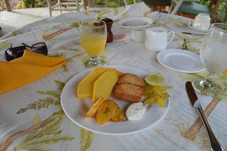 פרי עץ הלחם (בצד השמאלי העליון של הצלחת) מוגש לארוחת בוקר לצד קרמבולה ובננת פלנטיין