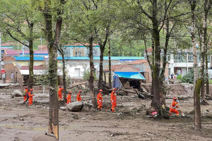 נזקי שיטפונות שיטפון פתע במחוז ב שינינג במחוז צ'ינגהאי ב סין