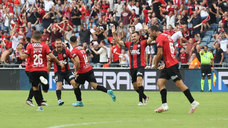 שחקני הפועל חיפה חוגגים