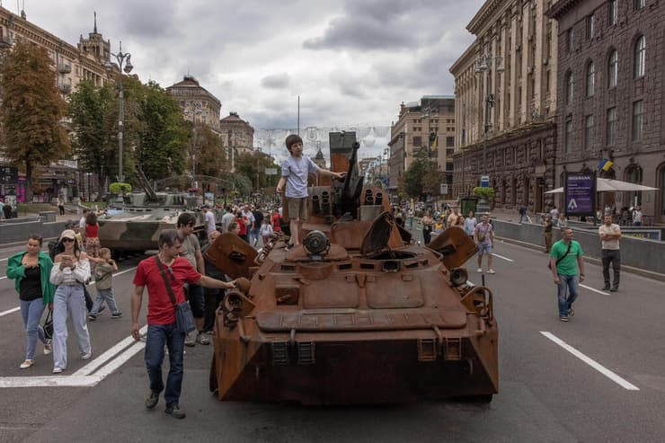 כלי רכב רוסיים הרוסים בקייב לפני מצעד יום העצמאות של אוקראינה