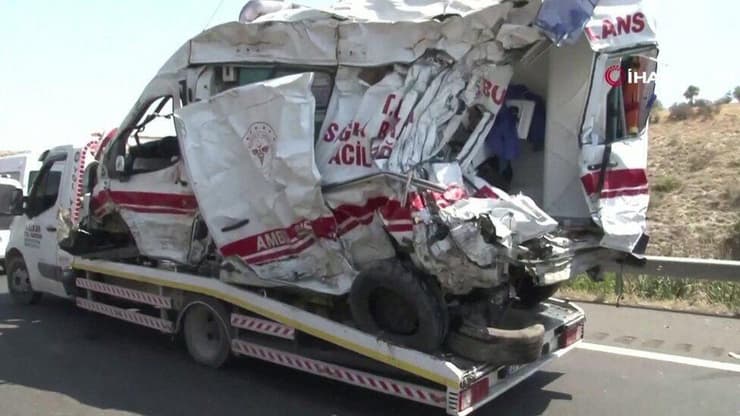 תאונת דרכים ב כביש מהיר ליד העיר גזייאנטפ ב טורקיה 