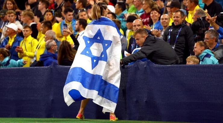 חנה קנייזבה מיננקו עם דגל ישראל במינכן