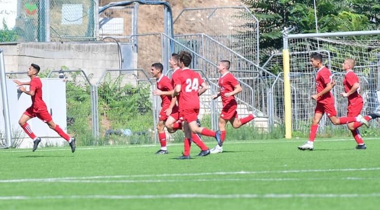 שחקני הפועל ת"א חוגגים