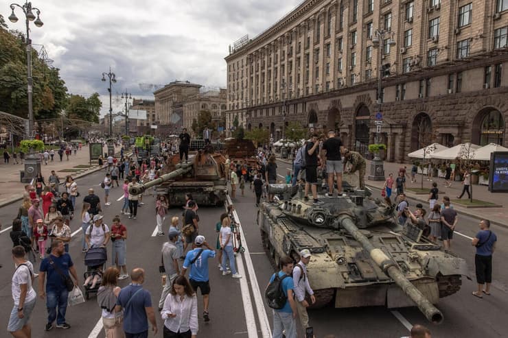 כלי רכב רוסיים הרוסים בקייב לפני מצעד יום העצמאות של אוקראינה