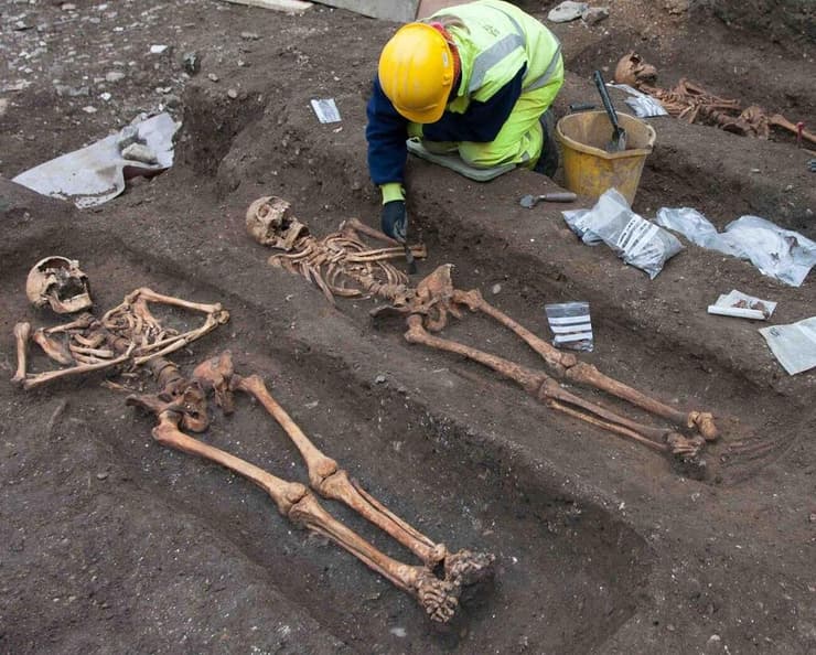 שרידי נזירים אגוסטיניים באתר הקבורה בקיימברידג'