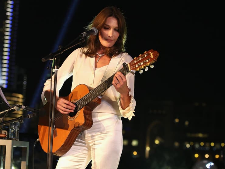 קרלה ברוני בהופעה באירוע גאלה של ווג בדובאי, 2015
