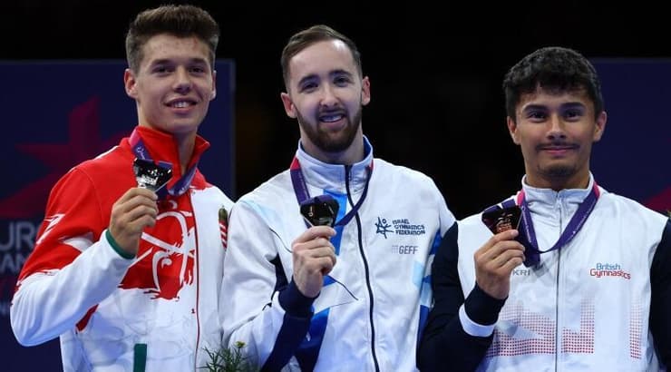 ארטיום דולגופיאט עם מדליית הזהב