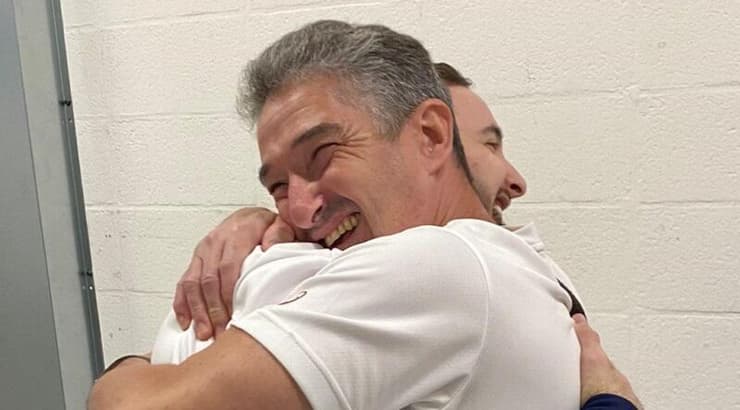 ארטיום דולגופיאט ואביו חוגגים את המדליה