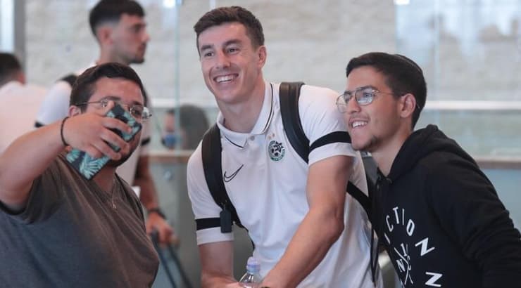 ג'וש כהן עם אוהדים (עמרי שטיין) ג'וש כהן עם אוהדים