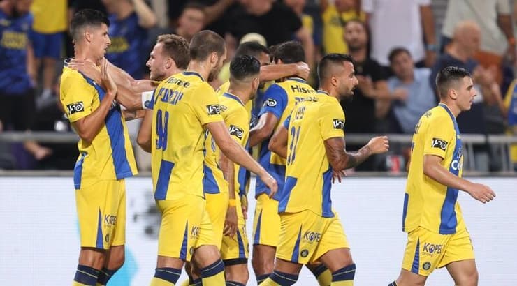 שחקני מכבי תל אביב חוגגים (רדאד ג'בארה) שחקני מכבי תל אביב חוגגים